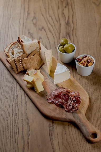 Vi serverer herlige planker med skinker og oster med høy kvalitet.