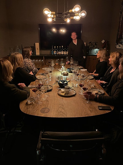 Vi har et eget Chambre Separeè som vi benytter til samlinger, vinsmakinger etc.