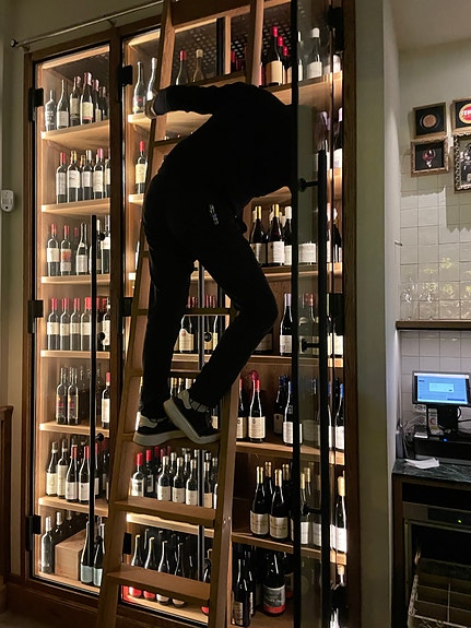 Alt er innredet for å være en moderne vinbar med god plass vin av alle typer, land og kvaliteter