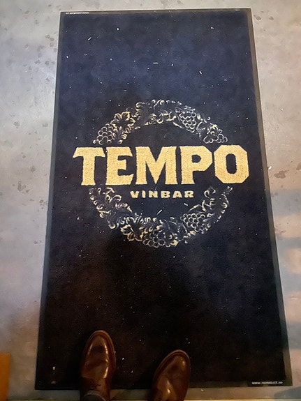 Tempo som av mopeden som var laget av Øglænd - vinbaren ligger i lokalet der den gamle sy system hold til.