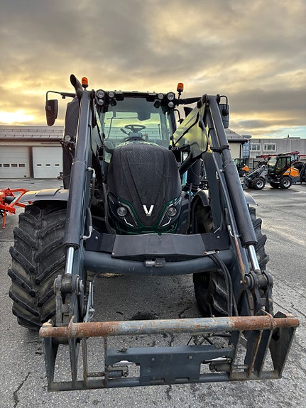 Valtra T 214 Versu , laster med vekt 2016, kr 759 000,-
