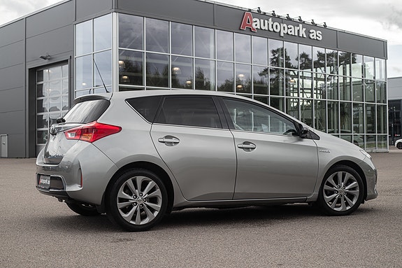 Toyota Auris 8 of 30