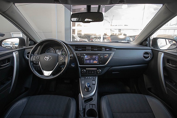 Toyota Auris 12 of 30