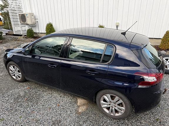 Peugeot 308 2 of 7