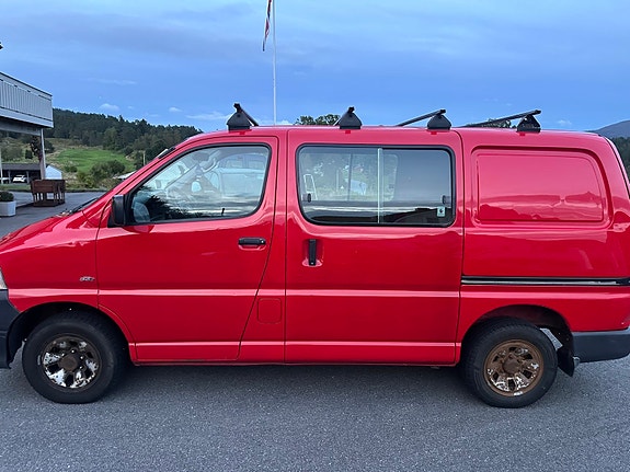Toyota HiAce 4 of 16