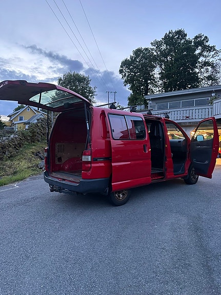 Toyota HiAce 7 of 16