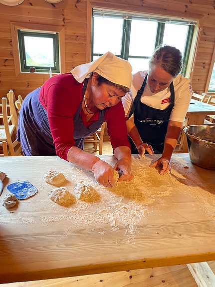 Bakstekjerring Bodil Norjore frå Vinje i Telemark besøkte Stranddalen og bakte lefse og flatbrød til hele sesongen. Foto: Halvor Hedenstad