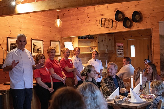 Måltidet er viktig på Stranddalen. Her presentert ved bestyrer i 2025. Foto: Agnethe Larsen