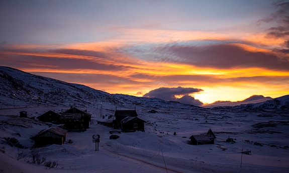 Soloppgang over tunet en januarmorgen