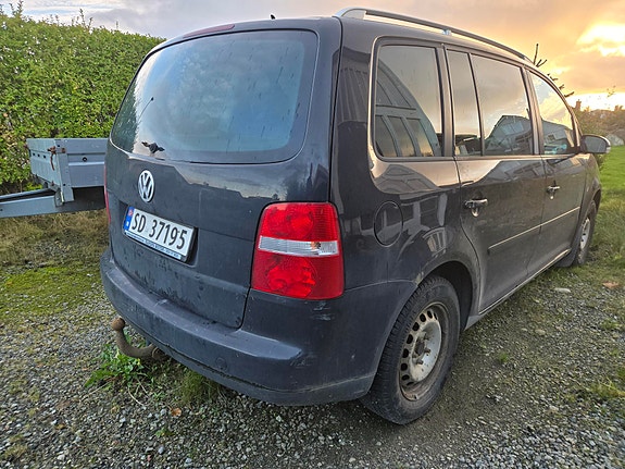 Volkswagen Touran 2 of 5