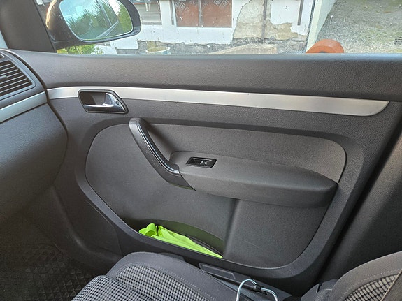 Volkswagen Touran 5 of 5
