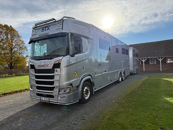 Scania S770 V8 - STX påbygg til 5 hester - 2x pop-out, push-up - fullt utstyrt boavdeling