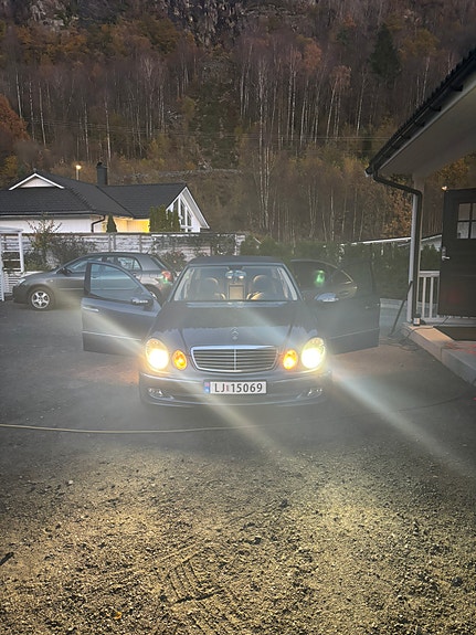 Mercedes-Benz E240 6 of 20