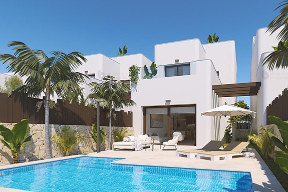 Moderne villa med privat basseng og takterrasse | 3 soverom og 3 bad | Kun 800 meter fra stranden