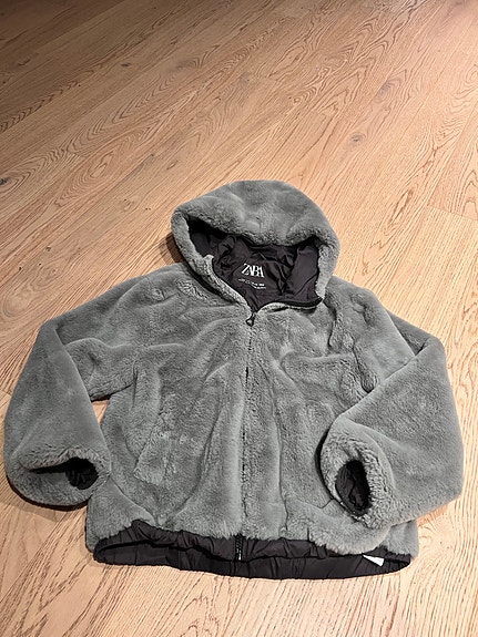 Grå pelsjakke fra Zara, st 152