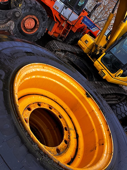 Volvo 3 sett dekk og felg til Volvo og JCB.