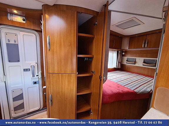  Stort skap med hyller rett innenfor bodelsdøren