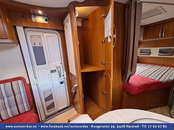  2 store hengeskap rett innenfor bodelsdøren