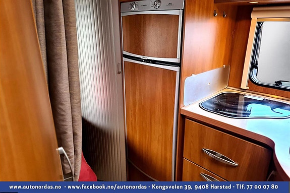  Stort kjøleskap med separat frys