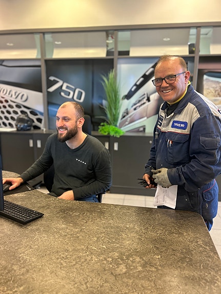 To kolleger som trives med å få jobben gjort.