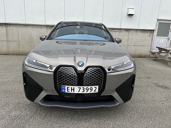 BMW iX 4 of 5