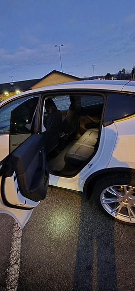 Tesla Model Y 7 of 12