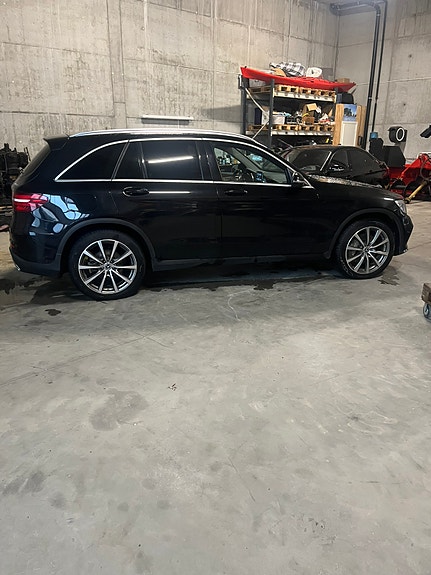 Mercedes-Benz GLC350 e 2 of 23