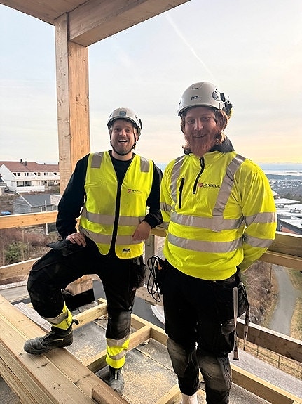 Even og Anders på toppen av et leilighetsbygg på tinnheia