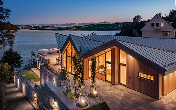 Hellebakken 10
Stedstilpasset enebolig med volumoppbygging og takformer i samspill med omkringliggende bebyggelse. Plan- og formgrep optimaliserer utsikt, terrengtilpasning og private uteoppholdsarealer.