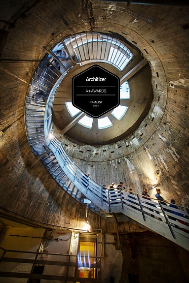 Fjell Festning – Kanonbrønn
Vertikalt rom opp til kanontårnet  – spiraltrapp langs vegger understreker konstruksjonens monumentale karakter og romlige dramatikk.