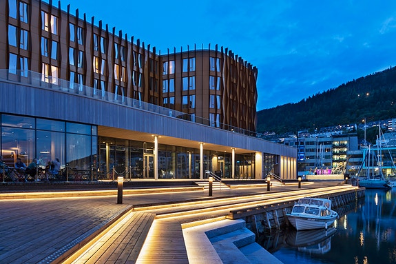 Moxy Bergen  - 
Lysdesign i skumring som fremhever fasade, materialitet og aktive soner langs kaipromenaden.