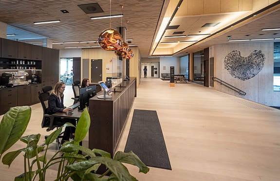 Skipet – Interiør resepsjon
Heltre interiør med integrerte detaljer som gir et helhetlig og gjennomført konsept.