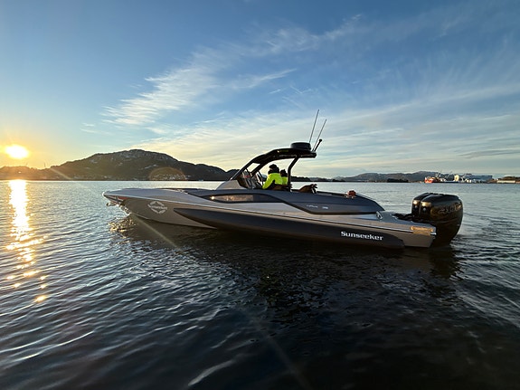 Gi bud! Sunseeker Hawk 38 | 60kn | 5.000kg | Dempe stoler | Simrad | Lav time 4 of 5