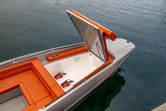 Sunseeker Hawk 38 | 60kn | 5.500kg | Dempe stoler | Twin Mercury 400 Racing 15 of 15