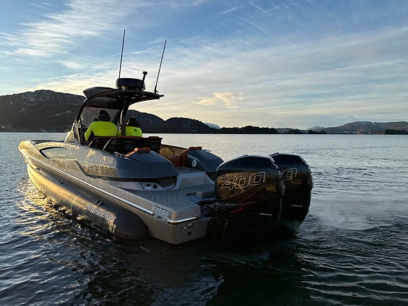 Gi bud! Sunseeker Hawk 38 | 60kn | 5.000kg | Dempe stoler | Simrad | Lav time 3 of 5