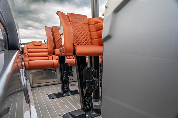 Sunseeker Hawk 38 | 60kn | 5.500kg | Dempe stoler | Twin Mercury 400 Racing 14 of 15