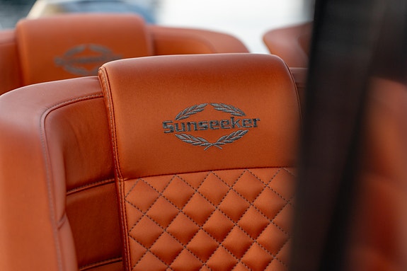 Sunseeker Hawk 38 | 60kn | 5.500kg | Dempe stoler | Twin Mercury 400 Racing 9 of 15