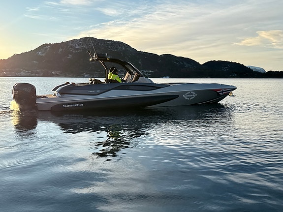 Gi bud! Sunseeker Hawk 38 | 60kn | 5.000kg | Dempe stoler | Simrad | Lav time 2 of 5