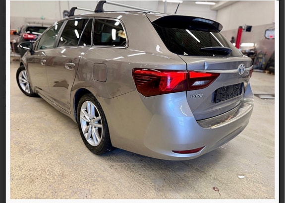 Toyota Avensis 8 of 15