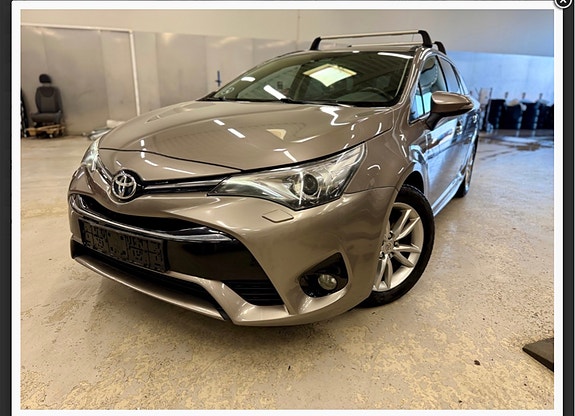 Toyota Avensis 2 of 5