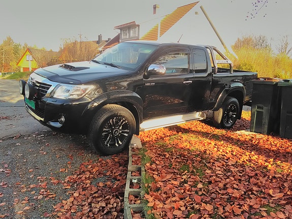 Toyota HiLux 2 of 5