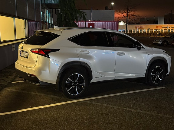 Lexus NX300h 9 of 30