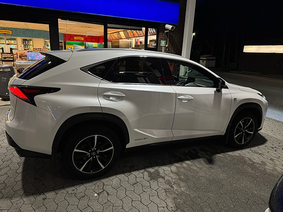 Lexus NX300h 10 of 30