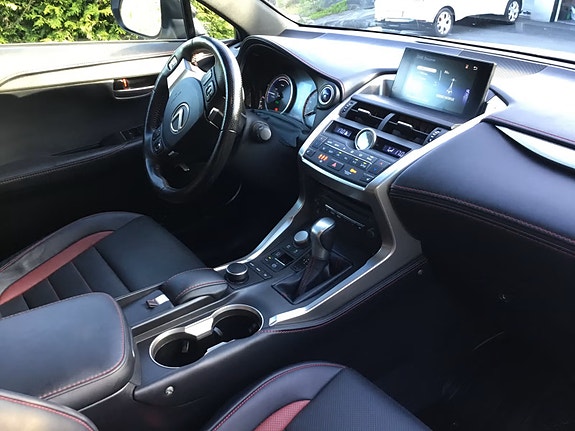 Lexus NX300h 27 of 30