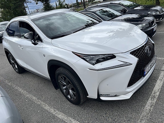 Lexus NX300h 3 of 5