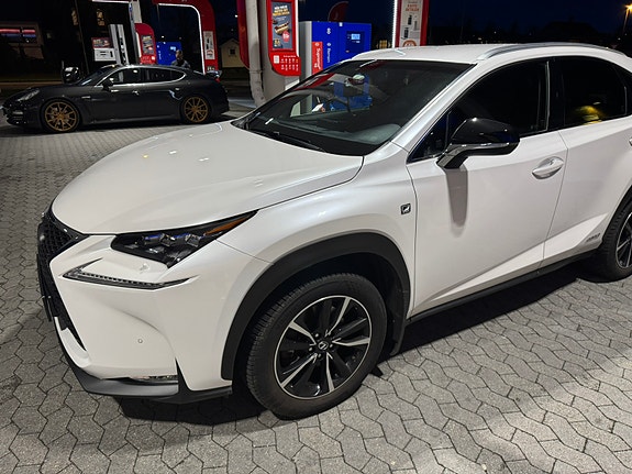 Lexus NX300h 20 of 30