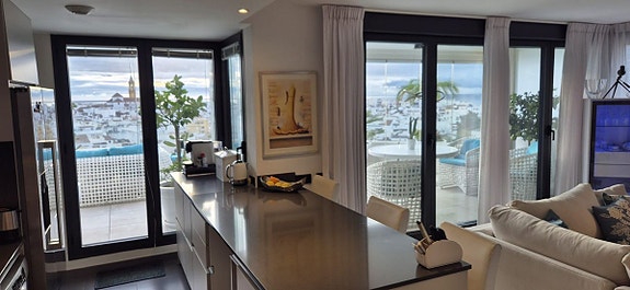 Eksklusiv penthouse med panoramautsikt i hjertet av Estepona