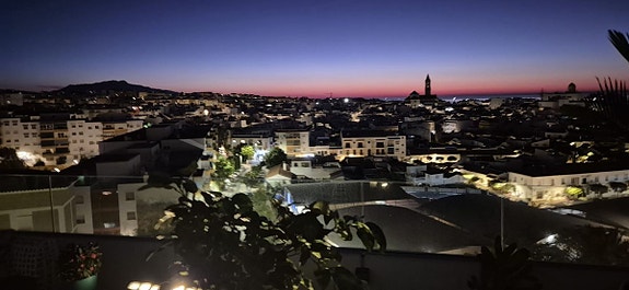 Eksklusiv penthouse med panoramautsikt i hjertet av Estepona