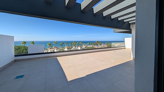Helt ny toppleilighet med panoramautsikt | 90 m² terrasse og 2 minutters gange til stranden