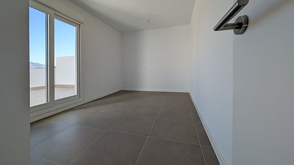 Helt ny toppleilighet med panoramautsikt | 90 m² terrasse og 2 minutters gange til stranden
